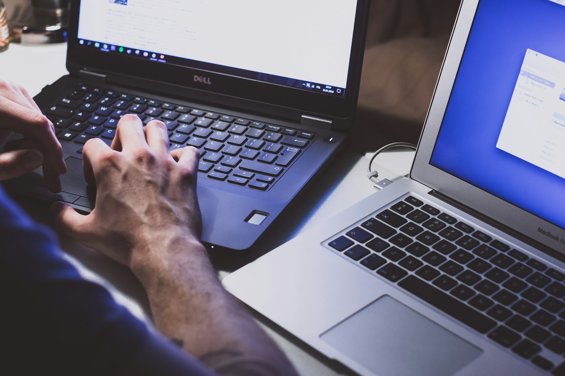 Konzentriertes Arbeiten am Notebook in einem Buero
