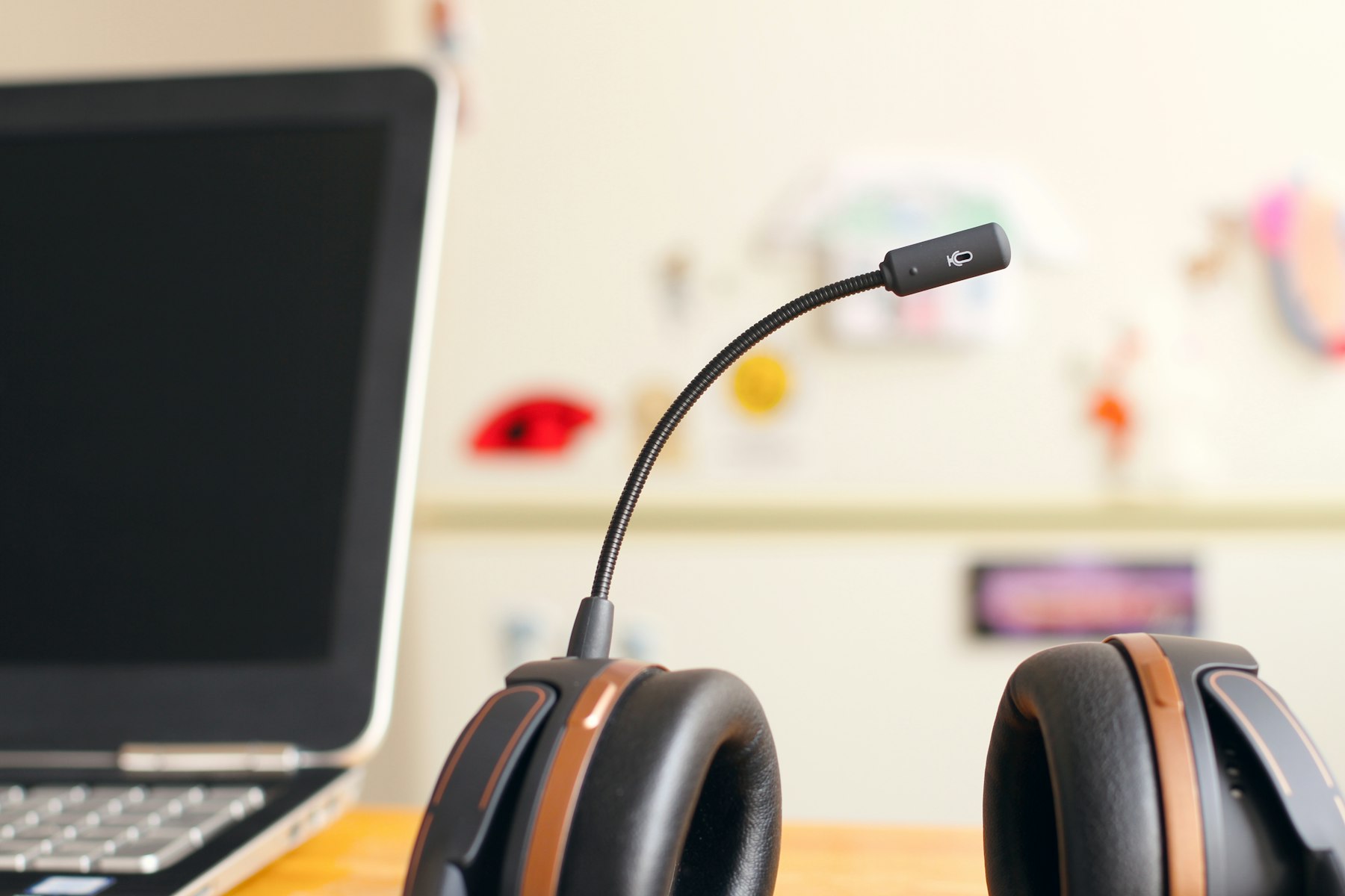 Headset und Notebook als Symbol fuer moderne Cloud-Telefonie