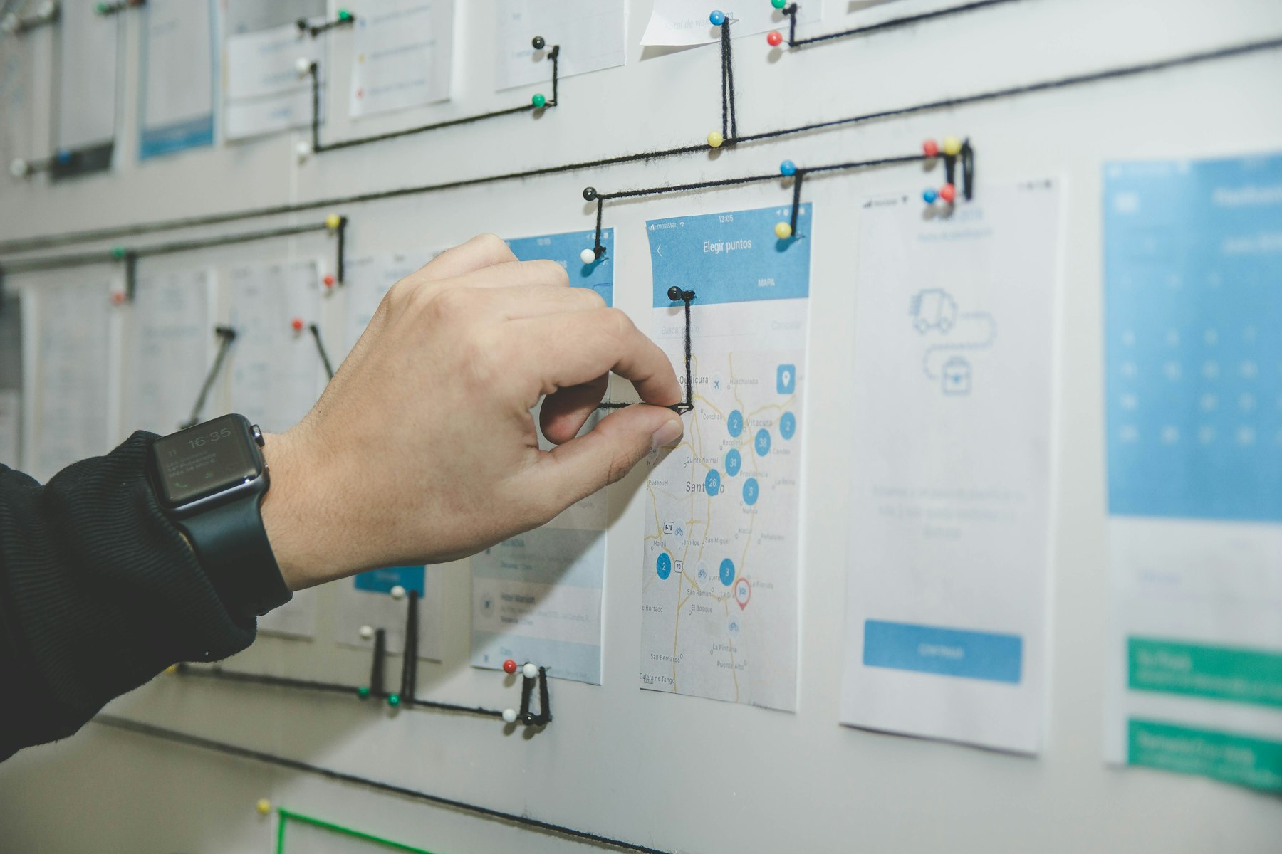 Konzeption von Website-Layouts an einer Planungswand